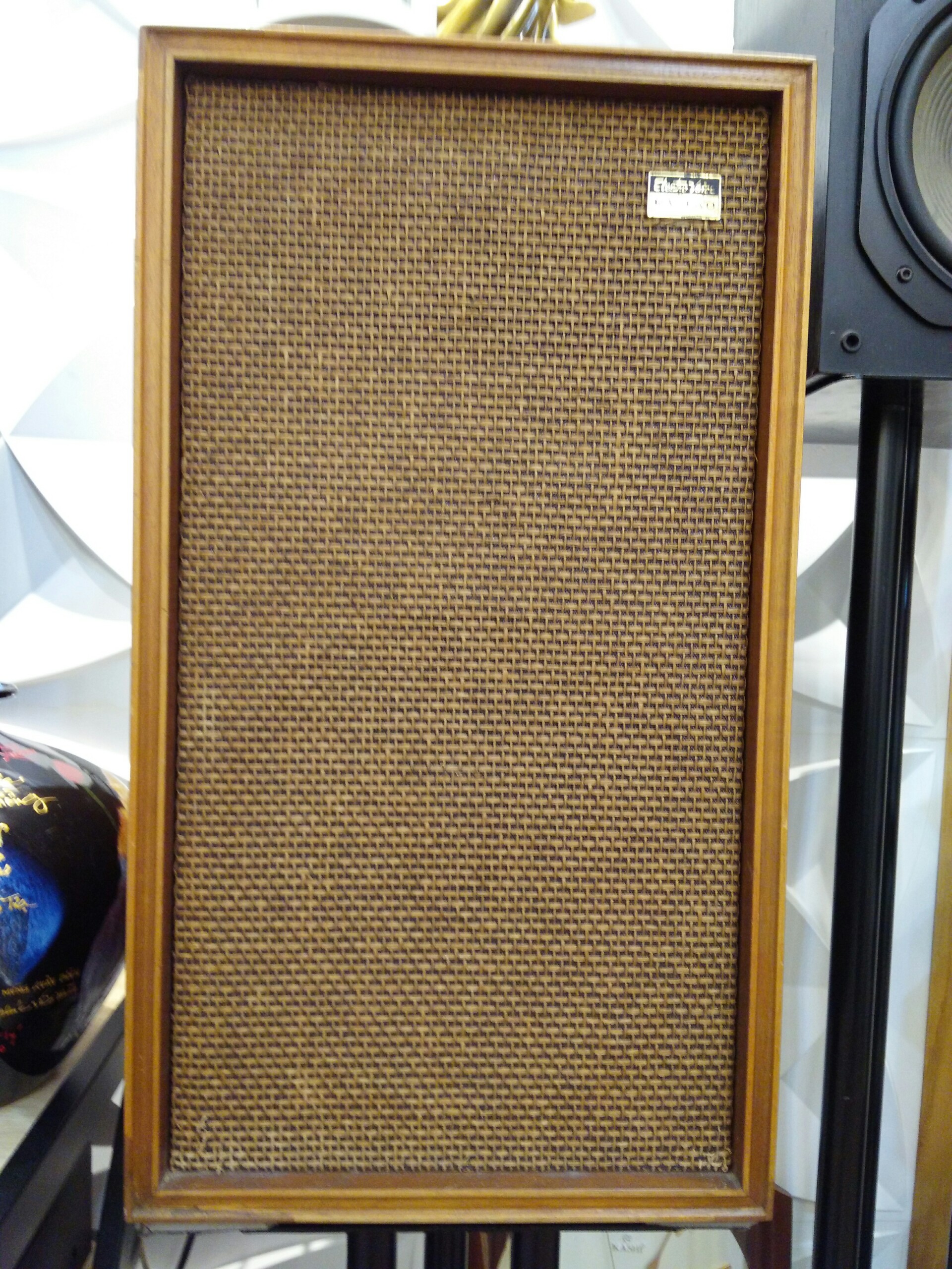 Bán cặp loa nghe nhạc cực chất của Mỹ :  Electro Voicc  E V TWO , nguyên bản. 2 đường tiếng- 15 tr.