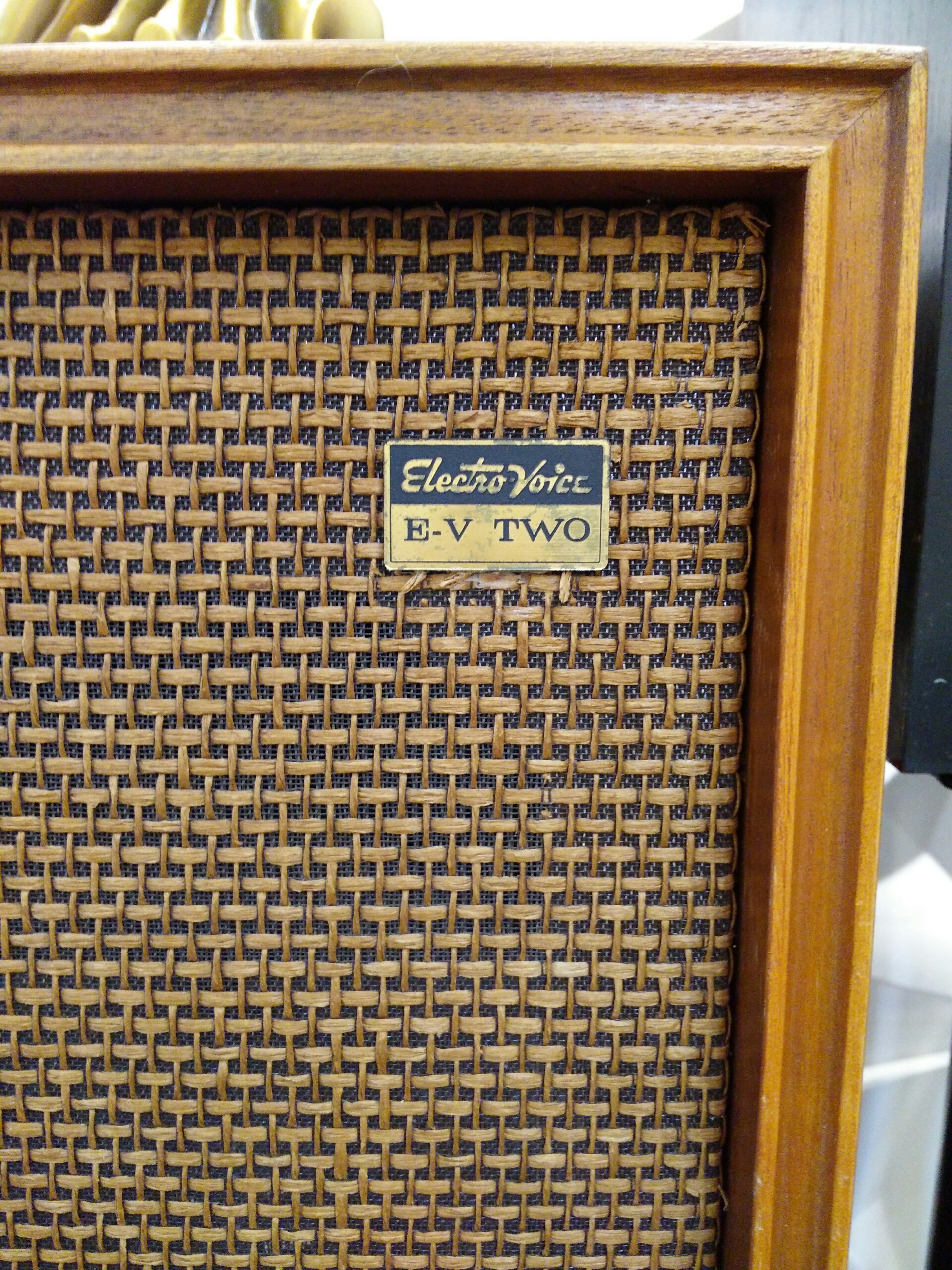 1 Bán cặp loa nghe nhạc cực chất của Mỹ :  Electro Voicc  E V TWO , nguyên bản. 2 đường tiếng- 15 tr.