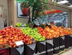 Khay trưng bày trái cây trong siêu thị 
