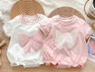 Bodysuit ngắn tay cho bé nơ trắng hồng cho bé gái kidd store 