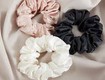 Scrunchies   phụ kiện không thể thiếu trong tủ đồ 2025 