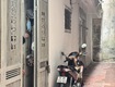 Mặt ngõ thông nhà cũ chỉ cần sơn lại là đẹp ...