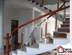 Thiết kế cầu thang kính tay vịn gỗ cho biệt thự
