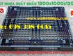 So sánh pallet nhựa 9 chân và pallet liền khối   chọn sao cho...