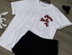áo thun trắng thêu chữ đỏ   item không thể thiếu từ mei fashion...