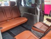 Xe chủ tịch một thời vip kia carnival màu đen bóng sang trọng. 