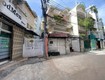 Huỳnh văn bánh   xe hơi đỗ cổng   gần mặt tiền   nở hậu...