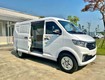 Xe van đi trong phố thaco tf420 chở 2 người 