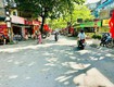 Bên phố nguyễn quý đức hoạt động mọi mặt hàng. 