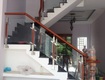 Vì sao nên chọn lan can cầu thang kính tay vịn gỗ cho ngôi nhà sang trọng 