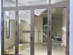Mẫu cửa nhôm Xingfa màu xám ghi cho nhà phố hiện đại 