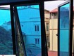 Kính cường lực màu xanh nước biển dùng làm vách ngăn phòng khách 