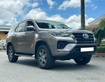 2 Bán xe Toyota Fortuner 2.4L 4x2 AT 2023, màu đồng.