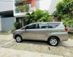 2 Tôi cần bán chiếc xe ô tô Toyota Innova 2.0E 2020 màu vàng đồng