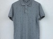 Áo polo Uniqlo màu xám tro họa tiết cá voi nhỏ đẹp. 
