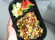 Khay nhựa đựng cơm đế đen chia ngăn 