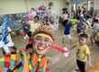 Thuê chú hê hoạt náo cho tiệc sinh nhật bé tại lớp học 