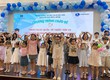 Chú hề thổi bong bóng cho chương trình chào hè 