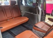 Xe chủ tịch một thời VIP Kia Carnival màu đen bóng sang trọng. 