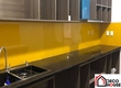 Ưu điểm khi chọn kính ốp bếp màu vàng thư cao cấp 
