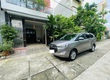 Tôi cần bán chiếc xe ô tô Toyota Innova 2.0E 2020 màu vàng đồng 