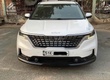Kia Carnival màu trắng, xe gia đình 8 chỗ rộng rãi, phù hợp gia đình. 