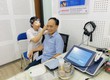 Nghe kém một chút thôi mà chắc chưa cần đeo máy đâu 