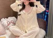 Đồ ngủ lụa: Xu hướng mặc nhà sang trọng dành cho phái đẹp 