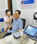 Nghe kém một chút thôi mà chắc chưa cần đeo máy đâu 