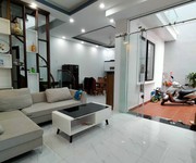 1 Chính chủ cần bán gấp căn nhà 3 tầng, sân cổng riêng.