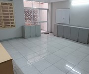 3 Cho thuê văn phòng tầng trệt 90m2, có hầm để xe, mặt tiền đường 10m