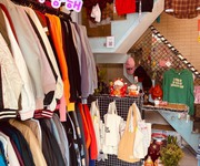 1 Sang shop secondhand dĩ an.mình chuyển về quê sống nên cần sang lại mặt bằng và toàn bộ vật dụng và