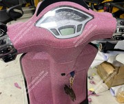 1 Dán đổi màu hồng kim tuyến xe Vespa