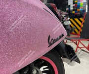 2 Dán đổi màu hồng kim tuyến xe Vespa