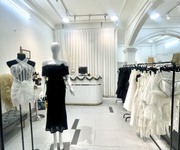 2 Quận phú nhuận   sang rẻ shop thời trang thiết kế cao cấp, hoặc pass lại toàn bộ áo