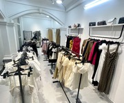 1 Quận phú nhuận   sang rẻ shop thời trang thiết kế cao cấp, hoặc pass lại toàn bộ áo