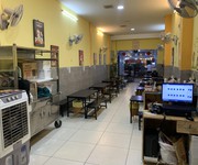 2 Quận 7   sang quán lẩu gà thảo mộc , quán dt : ngang 4m x 30m , có 1 gác ở và vìa hè