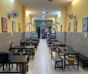 1 Quận 7   sang quán lẩu gà thảo mộc , quán dt : ngang 4m x 30m , có 1 gác ở và vìa hè