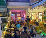 Quận 10 , sang quán cafe acoustic    beer ,mt đường lớn sầm uất quận 10, có 3 phòng, tel :