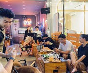 1 Quận 10 , sang quán cafe acoustic    beer ,mt đường lớn sầm uất quận 10, có 3 phòng, tel :