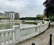 Cần bán 112,5m2 nhà 3 tầng, 2 mặt thoáng, đối diện vườn hoa và ngay hồ Lâm Hạ
