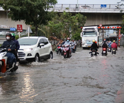 Triều cường cao kèm theo mưa, làm gì để người lái xe thoát khỏi vùng ngập