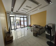 Cho thuê nhà sân cổng phố Văn Cao, DT: 110m2, 4 p.ngủ.