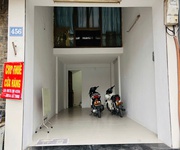 Chính chủ cho thuê tầng 1 nhà mặt phố Đê La Thành, mặt tiền 3m, diện tích 30m2, vỉa hè 2m