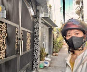 Nhà bán đường tôn thất thuyết- xe hơi đậu cửa- thông với xóm chiếu và nguyễn tât thành.