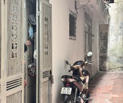 Mặt ngõ thông - nhà cũ chỉ cần sơn lại là đẹp - giá gia lộc