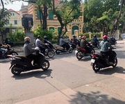 Bán nhà mặt phố Hàng Bài - Tầng 1 không có nóc - Giá 32 tỷ