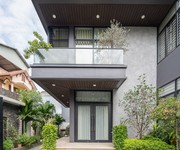 Bán biệt thự tây hồ 165m    4 tầng, mặt tiền 11m, giá 64 tỷ, cách mặt hồ tây chừng 50m.
