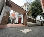 Bán  đất kèm nhà sẵn 3 tầng khang trang dt 300m2