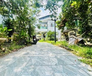 Bán vila sân vườn đẹp. 2 tầng cách mặt tiền quốc lộ 13 cũ 15m hẻm thẳng xe hơi sổ vuông 293m2 gía